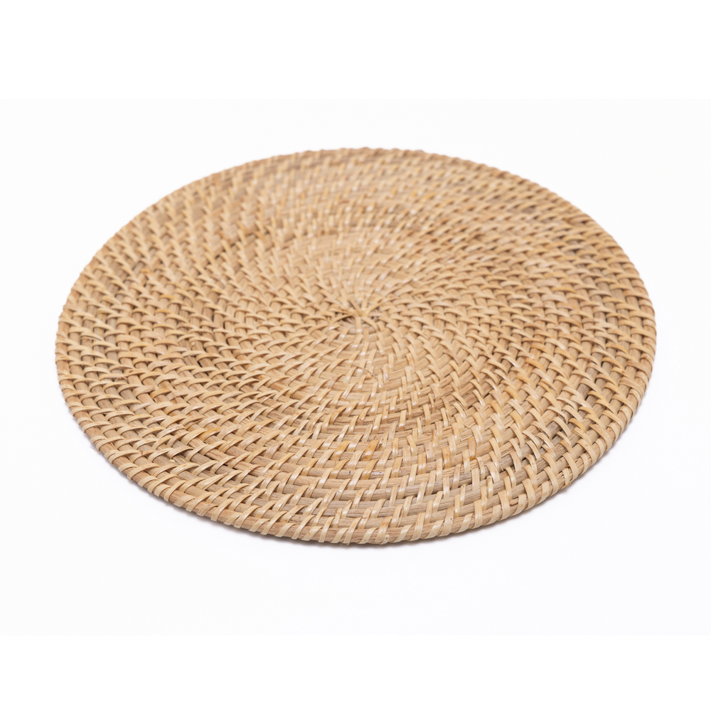 Lune Ensablée - Set de table rond en rotin tressé main – vue 2 – Produit artisanal fait à la main · Kuênia