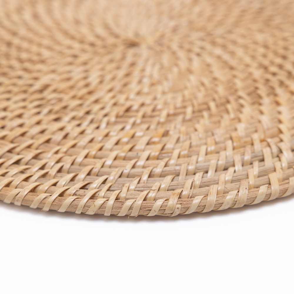 Lune Ensablée - Set de table rond en rotin tressé main – vue 3 – Produit artisanal fait à la main · Kuênia