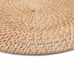 Lune Ensablée - Set de table rond en rotin tressé main – vue 3 – Produit artisanal fait à la main · Kuênia
