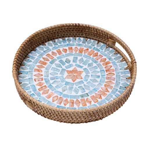 Embrasia - Plateau rond en rotin et nacre fait main sur fond transparent – Produit artisanal fait à la main · Kuênia