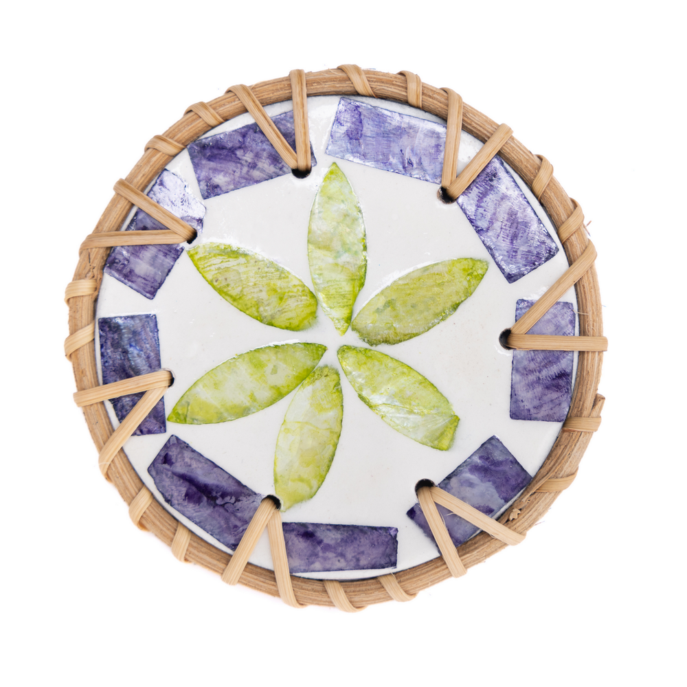 Étoile de Pervenche – Boxed set of 6 coasters in rattan and mother-of-pearl, with lid, purple and green floral pattern – view 2 – Handcrafted product, handmade · Kuênia