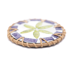 Étoile de Pervenche – Boxed set of 6 coasters in rattan and mother-of-pearl, with lid, purple and green floral pattern – view 3 – Handcrafted product, handmade · Kuênia