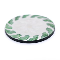 Tourbillons d'Émeraude - Coffret de 6 sous-verres tout nacre, motif végétal tourbillonnant – vue 3 – Produit artisanal fait à la main · Kuênia