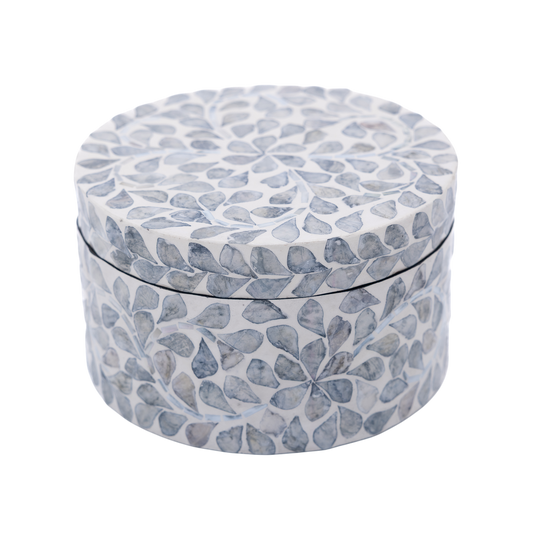 L'Écrin du Temps – Boîte décorative ronde en nacre, motif fleuri intemporel sur fond transparent – Produit artisanal fait à la main · Kuênia