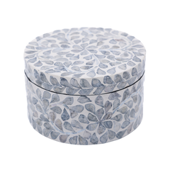 L'Écrin du Temps – Boîte décorative ronde en nacre, motif fleuri intemporel sur fond transparent – Produit artisanal fait à la main · Kuênia