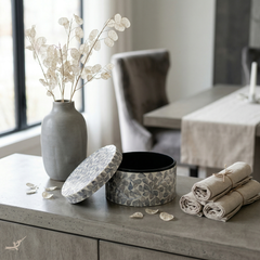 L'Écrin du Temps – Boîte décorative ronde en nacre, motif fleuri intemporel – vue d'usage – Produit artisanal fait à la main · Kuênia