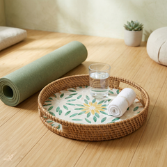 Gardenia - Plateau rond en rotin et nacre fait main, motif jardin fleuri – vue d'usage – Produit artisanal fait à la main · Kuênia