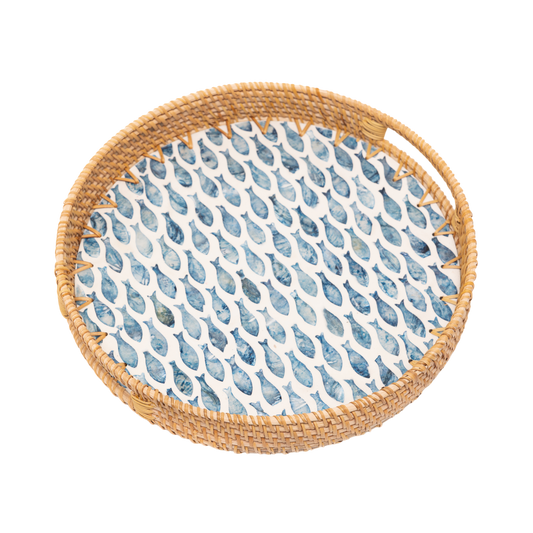 Escalia - Plateau rond en rotin et nacre fait main, motif banc de poissons sur fond transparent – Produit artisanal fait à la main · Kuênia