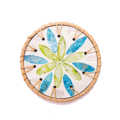 Valse de Nymphéa - Coffret de 6 sous-verres en rotin et nacre, motif végétal bleu et vert – vue 2 – Produit artisanal fait à la main · Kuênia