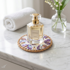Souffle de Violette - Coffret de 6 sous-verres en rotin et nacre, motif floral violet – vue d'usage – Produit artisanal fait à la main · Kuênia