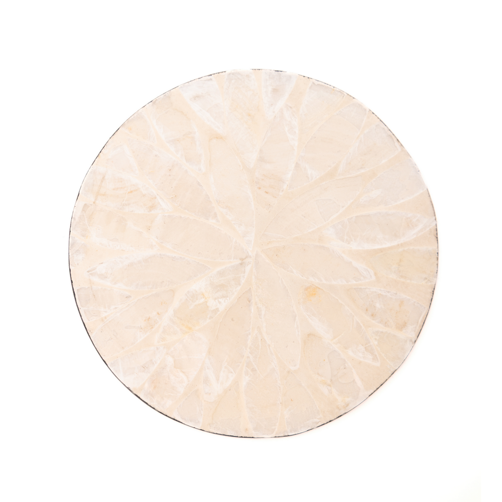 Reflets de Cristal - Coffret de 6 sous-verres tout nacre, motif floral translucide – vue 2 – Produit artisanal fait à la main · Kuênia