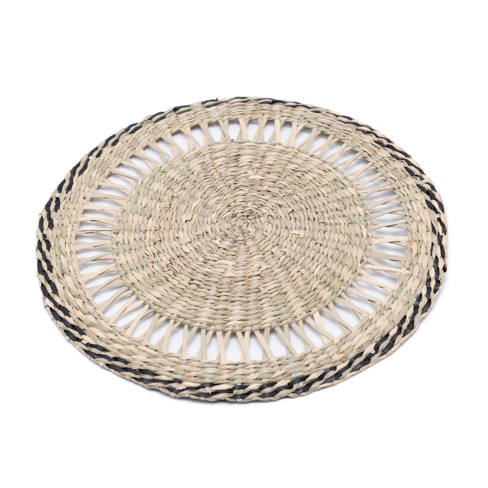 Couronne Alizée - Round placemat in seagrass with black trim – view 2 – Handcrafted product, handmade · Kuênia