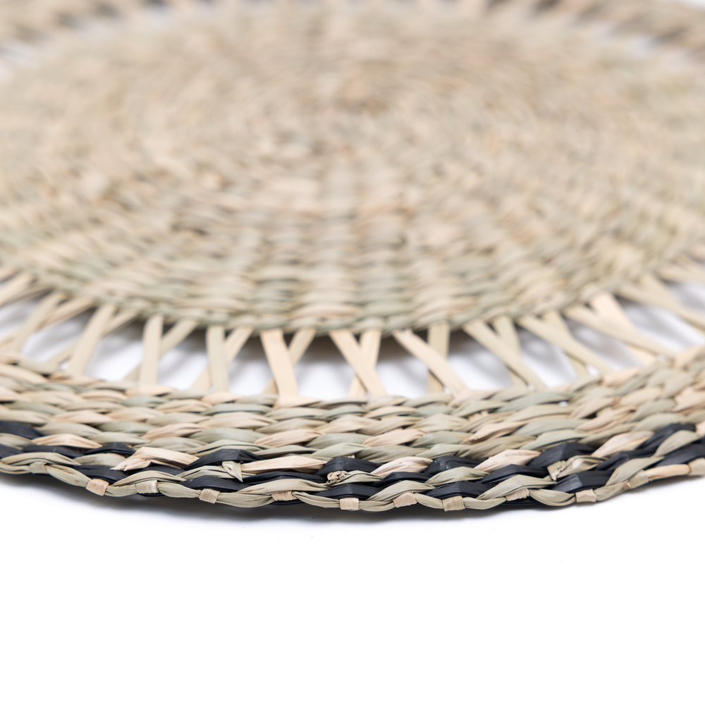 Couronne Alizée - Round placemat in seagrass with black trim – view 3 – Handcrafted product, handmade · Kuênia