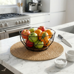 Lune Ensablée - Set de table rond en rotin tressé main – vue d'ambiance – Produit artisanal fait à la main · Kuênia