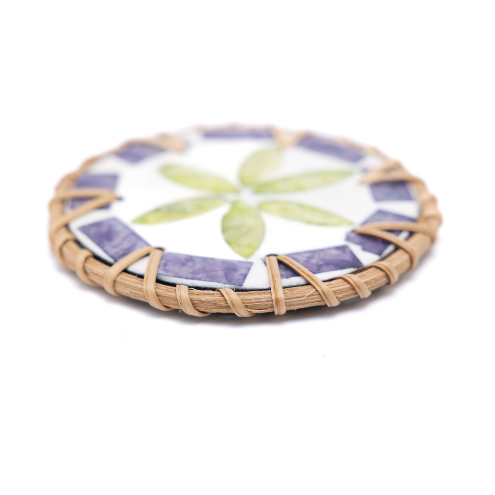Étoile de Pervenche – Boxed set of 6 coasters in rattan and mother-of-pearl, with lid, purple and green floral pattern – view 3 – Handcrafted product, handmade · Kuênia