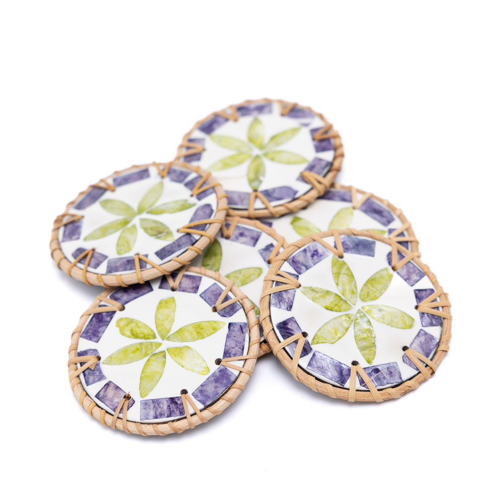 Étoile de Pervenche – Boxed set of 6 coasters in rattan and mother-of-pearl, with lid, purple and green floral pattern – view 4 – Handcrafted product, handmade · Kuênia