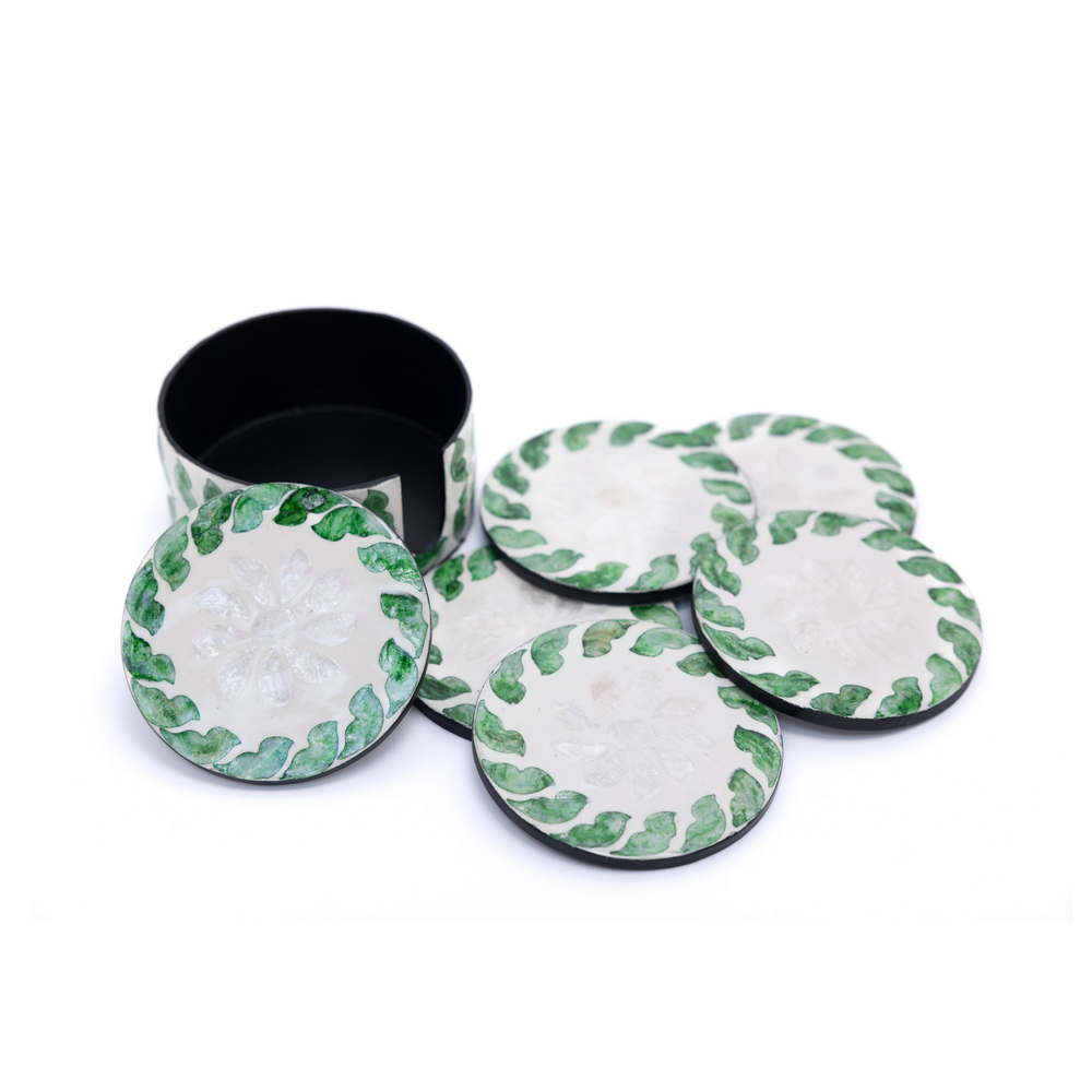 Tourbillons d'Émeraude - Coffret de 6 sous-verres tout nacre, motif végétal tourbillonnant – vue 4 – Produit artisanal fait à la main · Kuênia