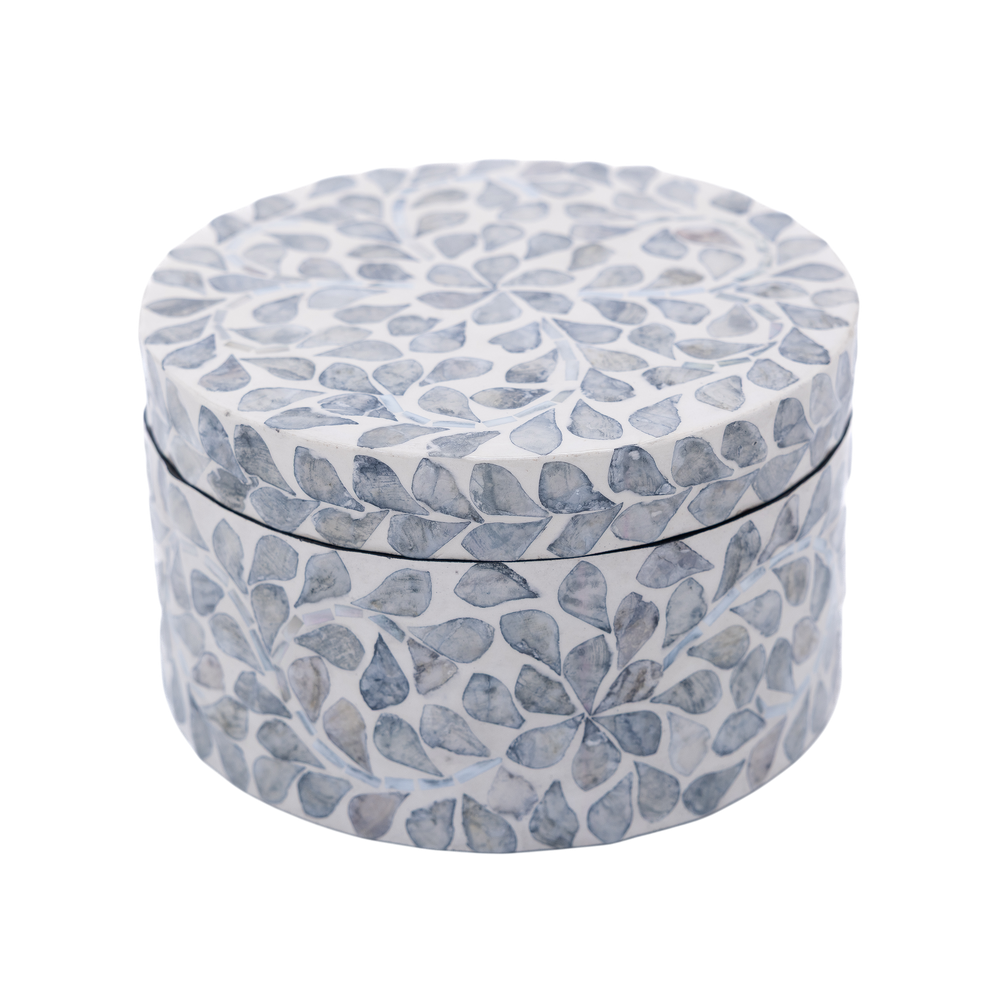 L'Écrin du Temps – Round decorative box in mother-of-pearl, timeless floral pattern on transparent background – Handcrafted product, handmade · Kuênia