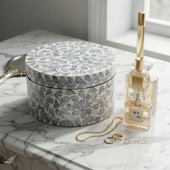 L'Écrin du Temps – Round decorative box in mother-of-pearl, timeless floral pattern – staged view – Handcrafted product, handmade · Kuênia