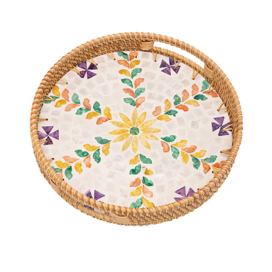 Floretia - Plateau rond en rotin et nacre fait main, motif floral multicouleur sur fond transparent – Produit artisanal fait à la main · Kuênia