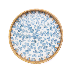 Volubia - Plateau rond en rotin et nacre fait main, motif feuillage volubile – vue 2 – Produit artisanal fait à la main · Kuênia
