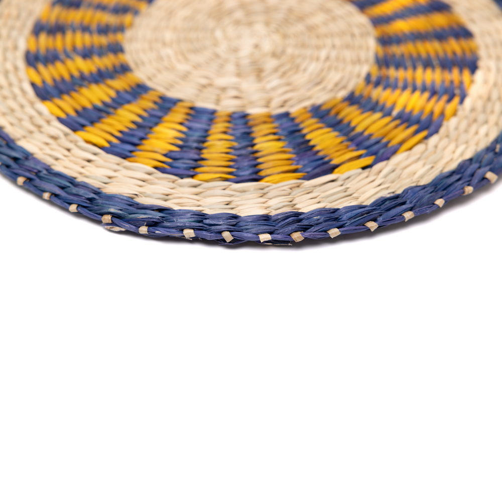 Oasis Marine - Set de table rond en jonc de mer tressé, motif bleu et jaune – vue 3 – Produit artisanal fait à la main · Kuênia