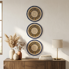 Oasis Marine - Set de table rond en jonc de mer tressé, bleu et jaune – vue d'usage – Produit artisanal fait à la main · Kuênia