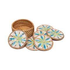 Valse de Nymphéa - Coffret de 6 sous-verres en rotin et nacre, motif végétal bleu et vert – vue 4 – Produit artisanal fait à la main · Kuênia