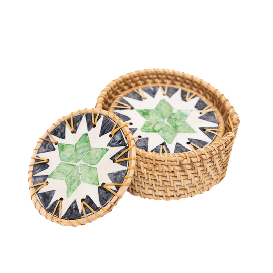 Prisme d'Agave – Coffret de 6 sous-verres en rotin et nacre, motif vert géométrique sur fond transparent – Produit artisanal fait à la main · Kuênia