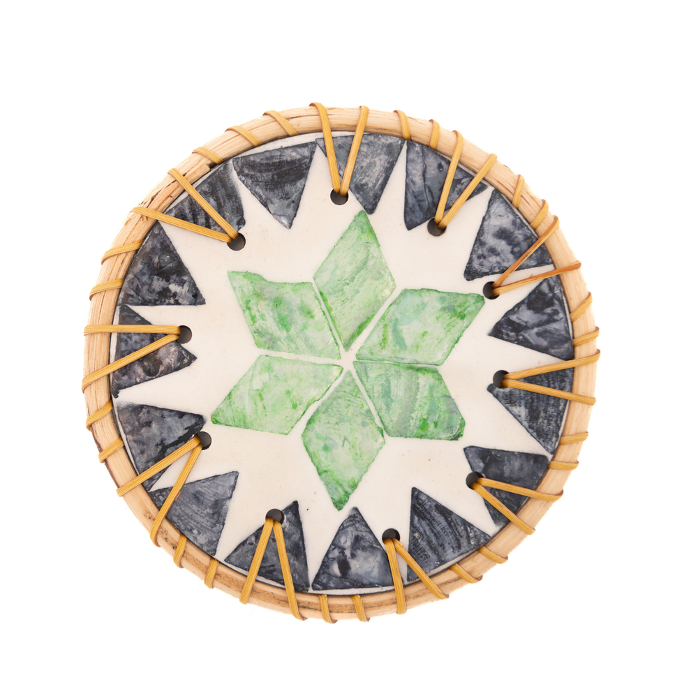 Prisme d'Agave – Coffret de 6 sous-verres en rotin et nacre, motif vert géométrique – vue 2 – Produit artisanal fait à la main · Kuênia