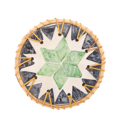 Prisme d'Agave – Coffret de 6 sous-verres en rotin et nacre, motif vert géométrique – vue 2 – Produit artisanal fait à la main · Kuênia
