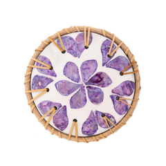 Souffle de Violette - Coffret de 6 sous-verres en rotin et nacre, motif floral violet – vue 2 – Produit artisanal fait à la main · Kuênia