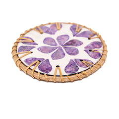 Souffle de Violette - Coffret de 6 sous-verres en rotin et nacre, motif floral violet – vue 3 – Produit artisanal fait à la main · Kuênia