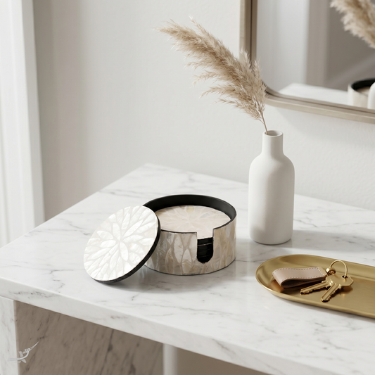 Reflets de Cristal - Coffret de 6 sous-verres tout nacre, motif floral translucide – mise en scène – Produit artisanal fait à la main · Kuênia