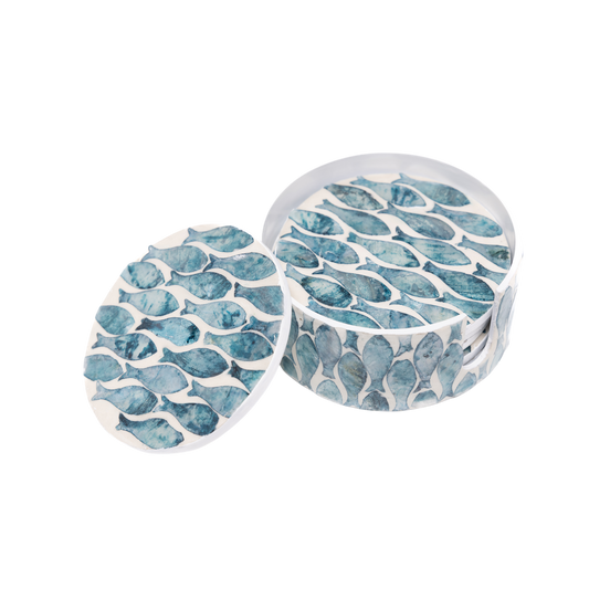 Écailles de Nacre – Coffret de 6 sous-verres tout nacre, motif banc de poissons sur fond transparent – Produit artisanal fait à la main · Kuênia