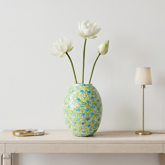 Sirena - Vase galbé en marqueterie de nacre, motif écailles vertes et bleues – mise en scène – Produit artisanal fait à la main · Kuênia